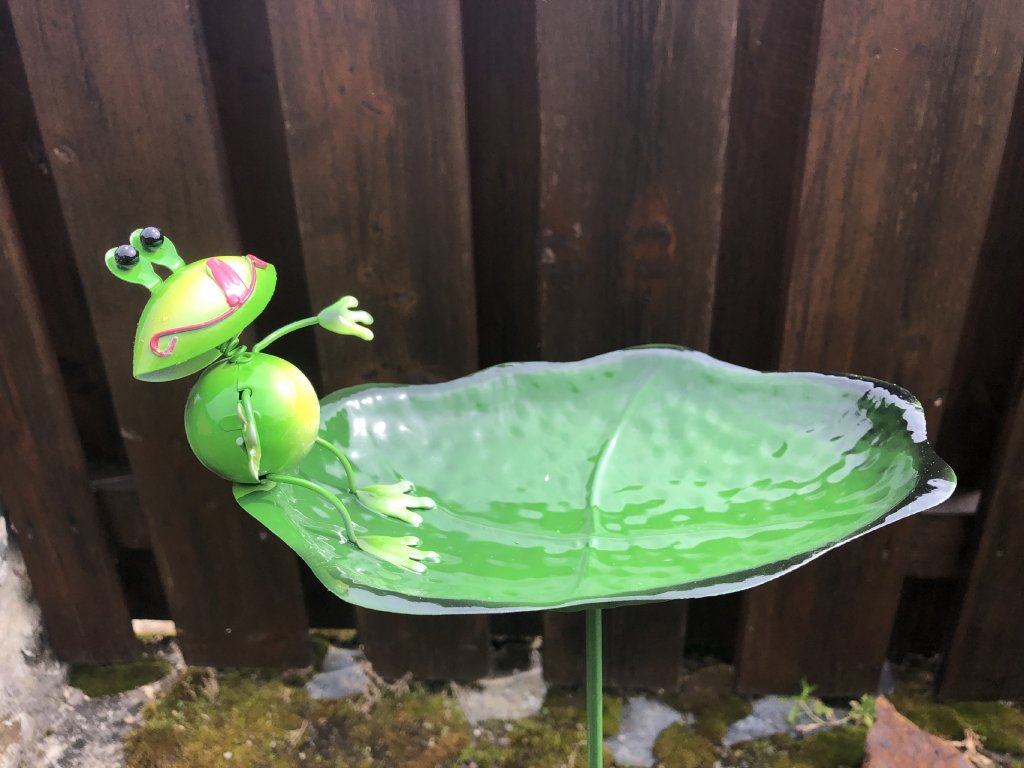 Kovové pítko se žábou 82 cm